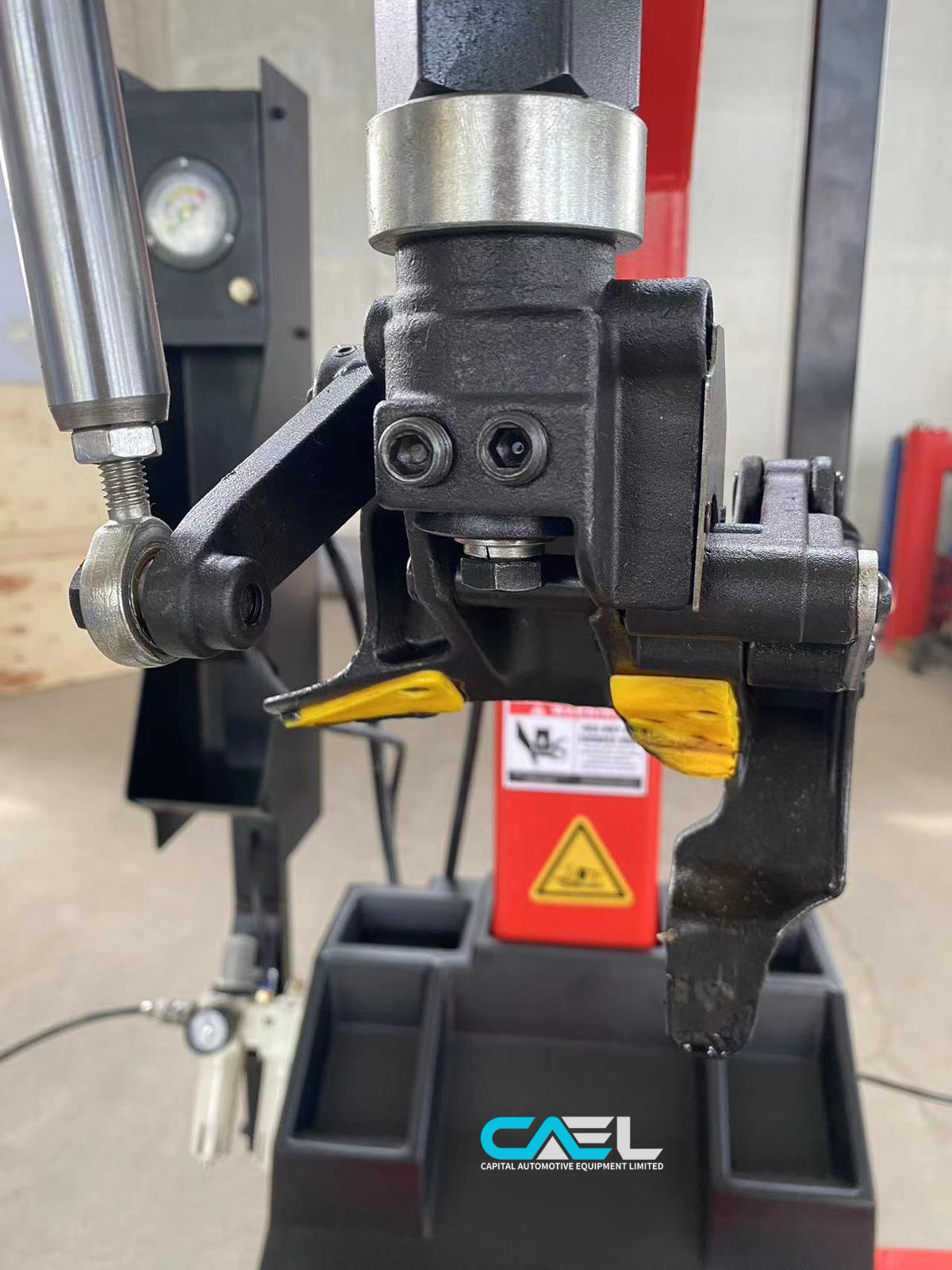 CAEL TC200 Tire Changer – 12"–23" Outer Clamp, 7 RPM Disc