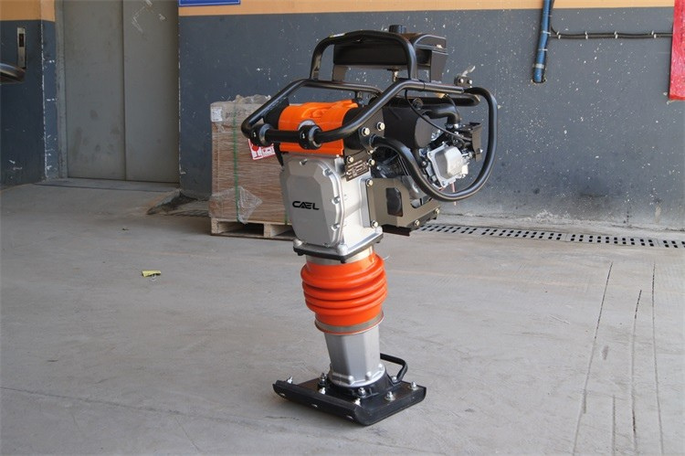 CAEL TR75 Pilonneuse – Honda GXR120, force d'impact 14 kN