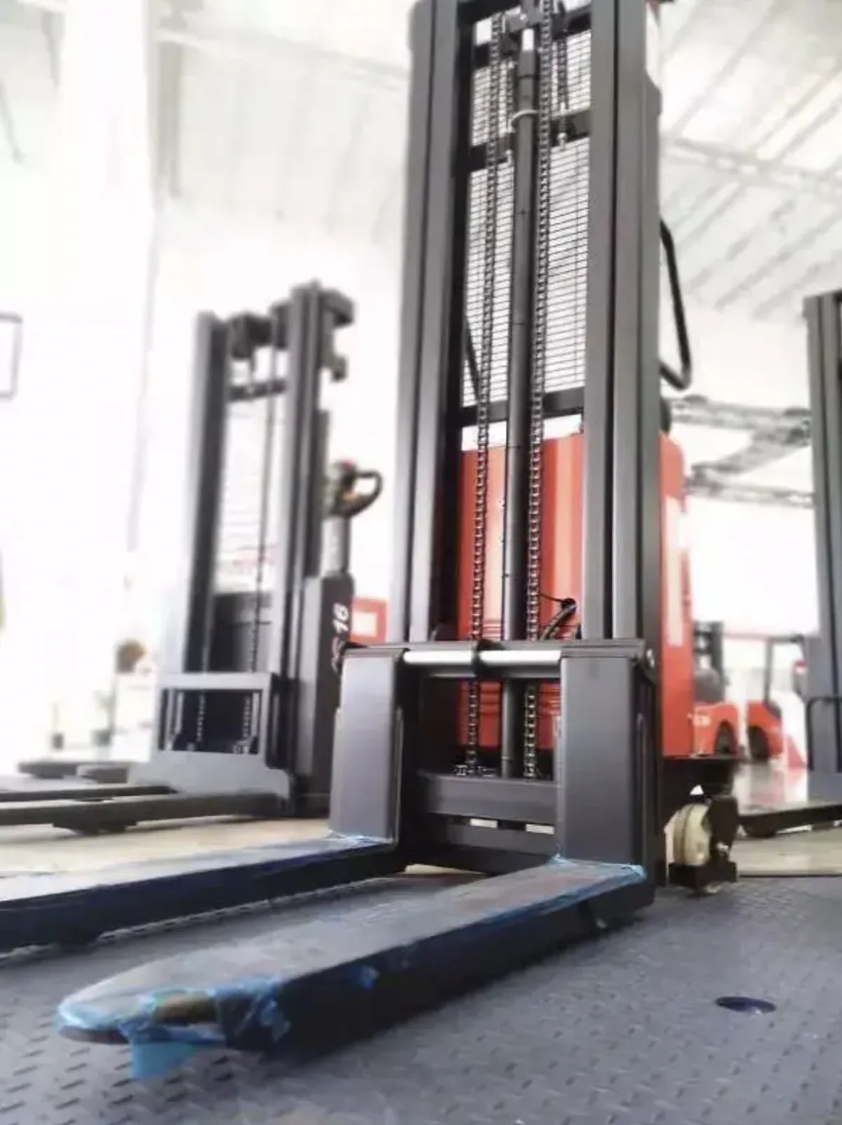 CAEL SEM1016 Semi-Electric Stacker with Wide Legs – 1000 kg, 1.6 m