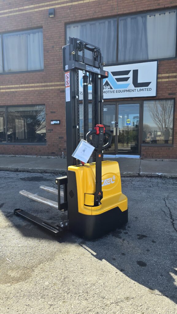 CAEL ESS-138 Gerbeur électrique à longerons – hauteur de levée 3,5 m (138 in)