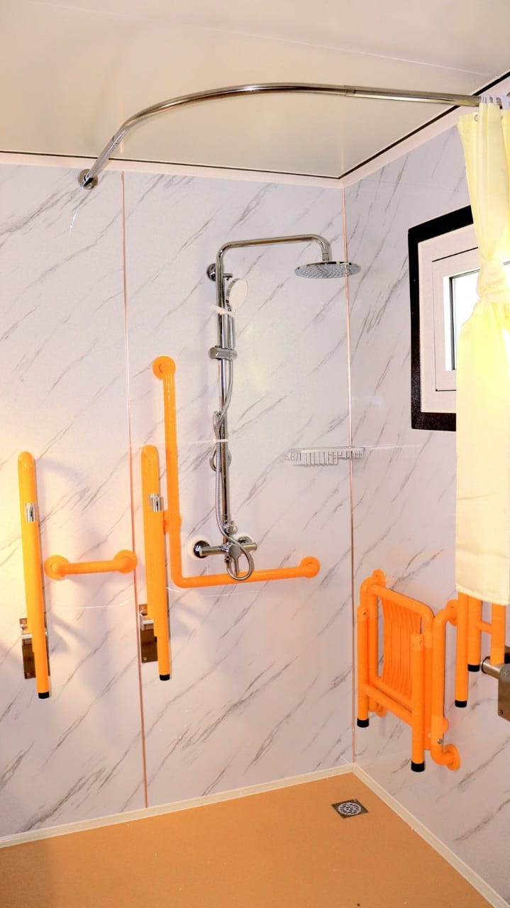 Toilettes mobiles accessibles CAEL HAPR7-ADA 7 ft avec rampe