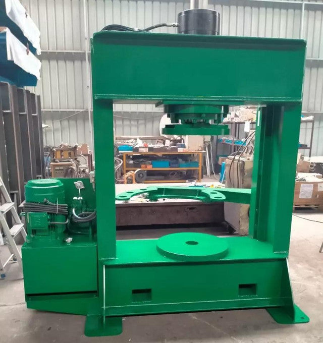 Presse hydraulique pour pneus pleins CAEL TP120T – 120 tonnes