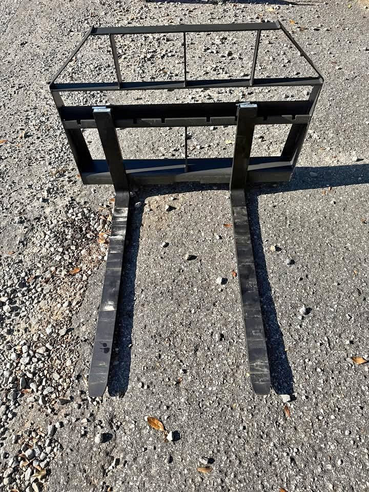 42" 2K LB Pallet Forks, Skid Steer Style Quick Connect - view 2