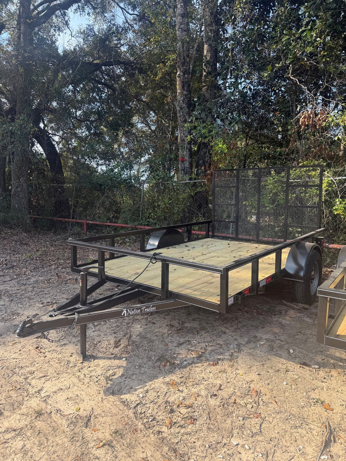 Remorque utilitaire 77 x 10 à rail supérieur tubulaire avec ridelle renforcée de 4 FT