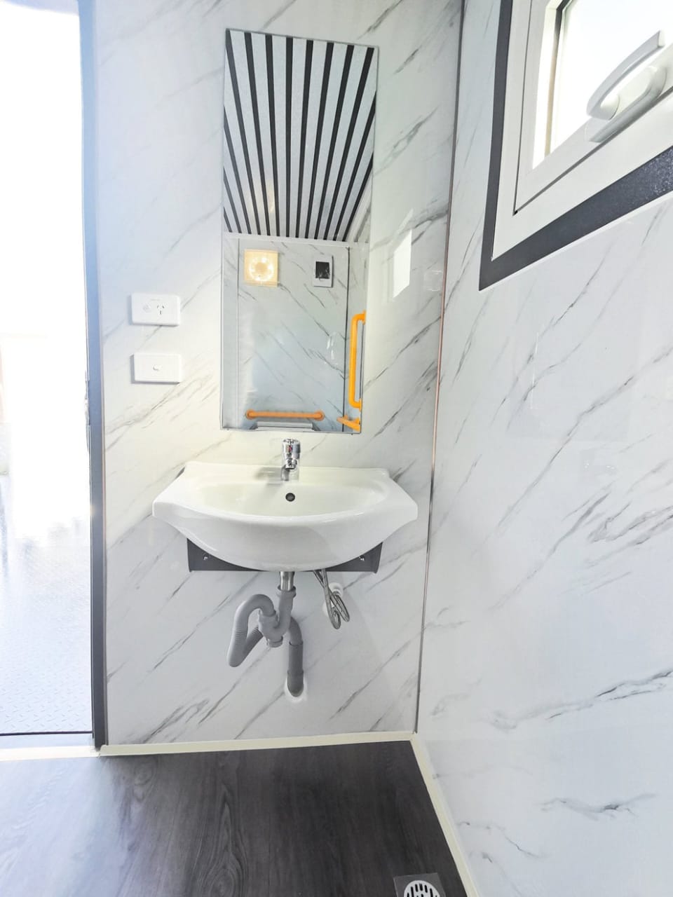 Toilettes mobiles accessibles CAEL HAPR7-ADA 7 ft avec rampe